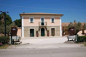 Casale o Rustico in vendita via Bauglione, 39 Civitaquana (PE)