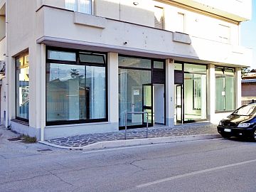 Negozio o Locale in vendita a Torre de' Passeri (PE) strada provinciale 76 foto 1