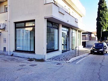 Negozio o Locale in vendita a Torre de' Passeri (PE) strada provinciale 76 foto 2