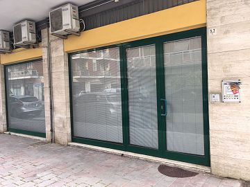 Negozio o Locale in vendita a Pescara (PE) VIA RAFFAELLO foto 2