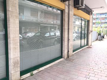 Negozio o Locale in vendita a Pescara (PE) VIA RAFFAELLO foto 1