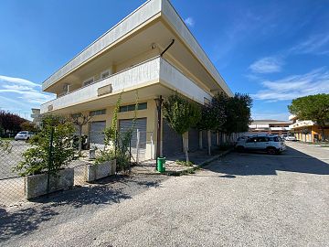Negozio o Locale in vendita a Pescara (PE) lago sant'angelo foto 1