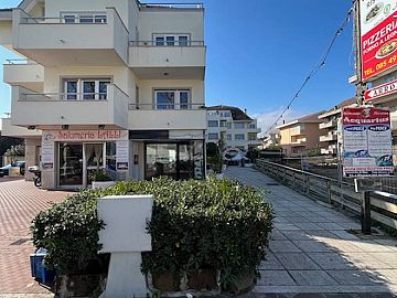 Negozio o Locale in vendita a Francavilla al Mare (CH) viale Alcione, 73 foto 3