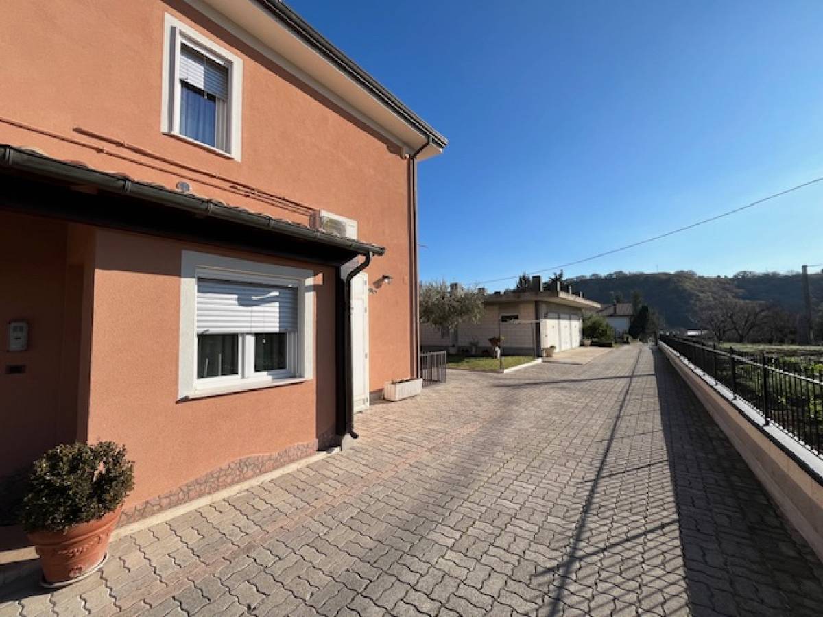 Villa bifamiliare in vendita in via Val di foro 85  a Ripa Teatina - 7964750 foto 5
