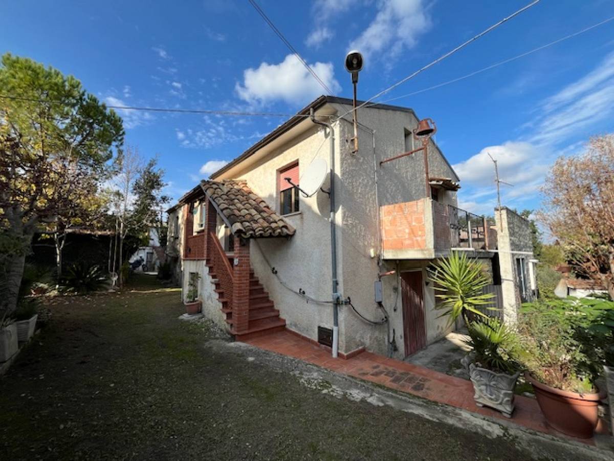 Indipendent house for sale in via d'Arcangelo  at Roccamontepiano - 3698220 foto 2