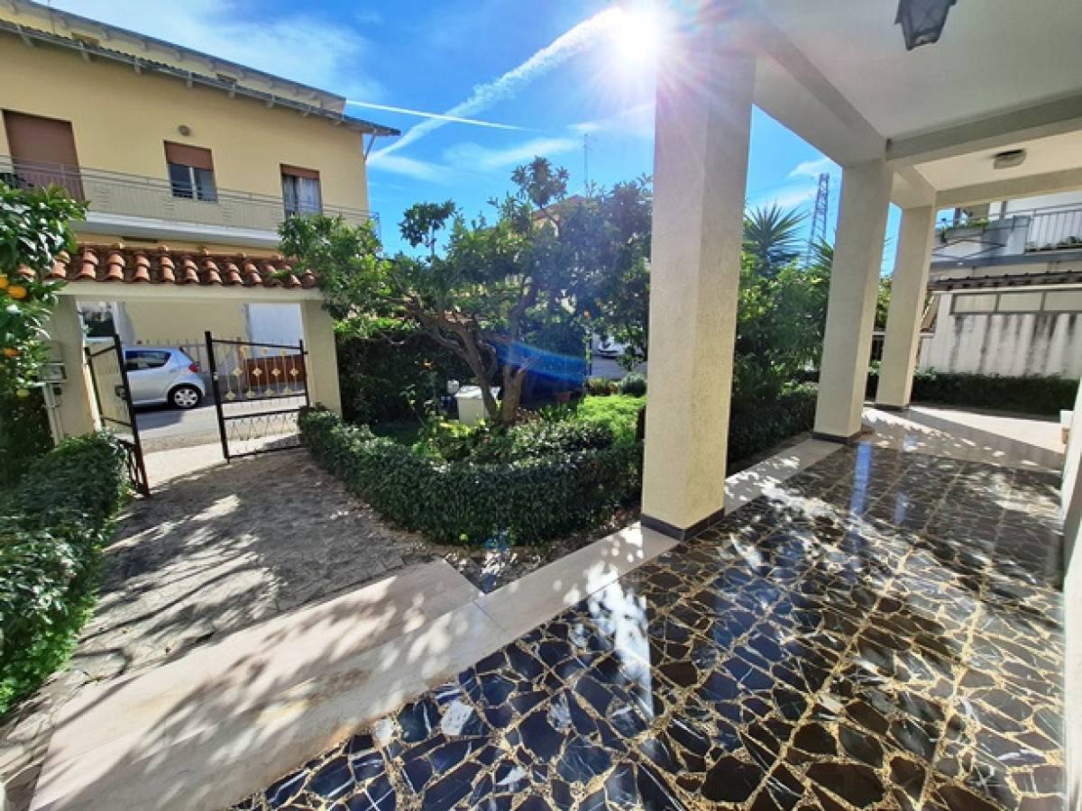 Villa bifamiliare in vendita in  zona Villa Carmine a Montesilvano - 8485710 foto 2