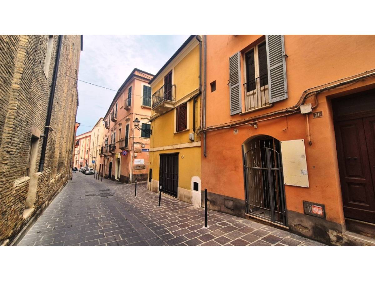 Negozio o Locale in vendita in via degli agostiniani zona S. Maria - Arenazze a Chieti - 8455226 foto 1